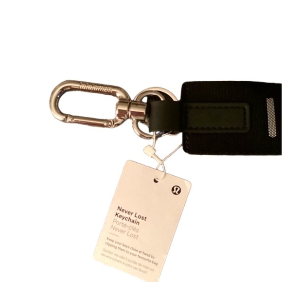 NWT LULULEMON AUTHENTIC Black White NEVER LOST KEYCHAIN for Keys Ebb bag wallet - Picture 4 of 6